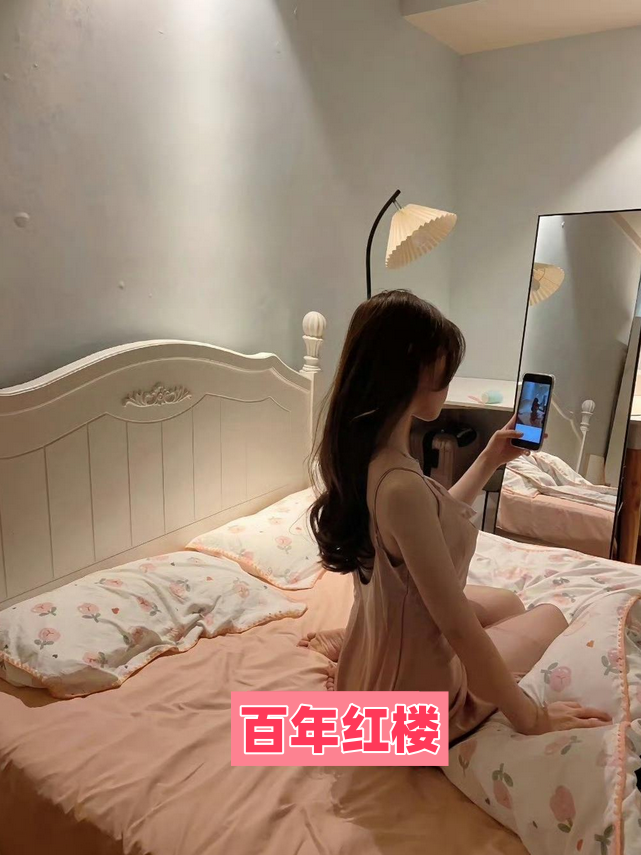 武候白嫩妹子妩媚又风情-百年红楼
