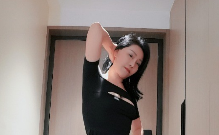 [西安] 美熟女风韵犹存，身材保持不错，穿包臀高跟挺养眼-百年红楼